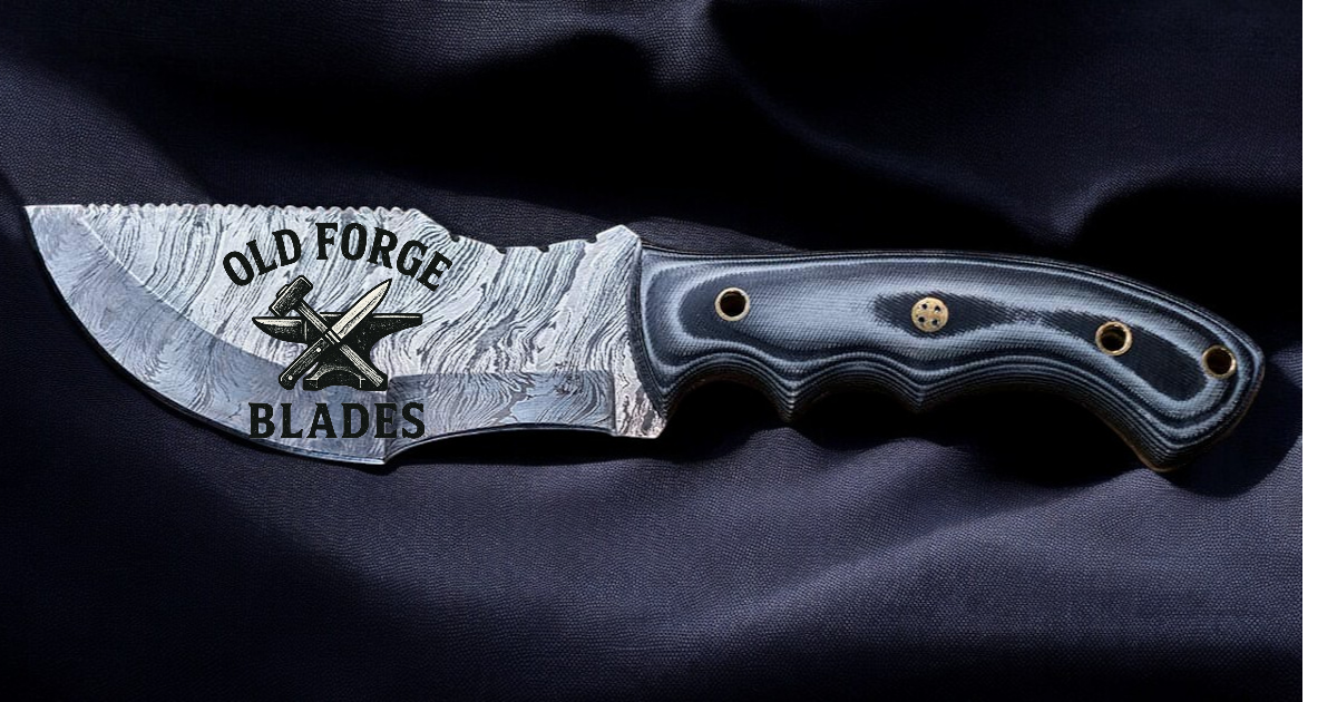 Big knife for hunting with Damascus steel blade