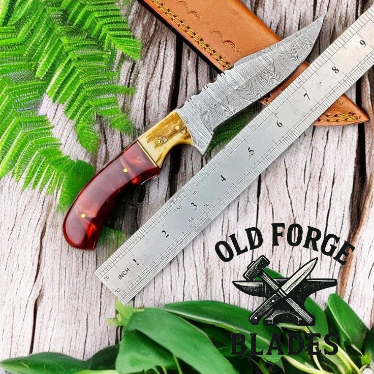 Demascus knife with premium handmade leather sheath