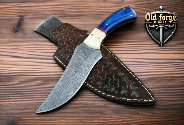 Razor-sharp Damascus blade with premium leather sheath