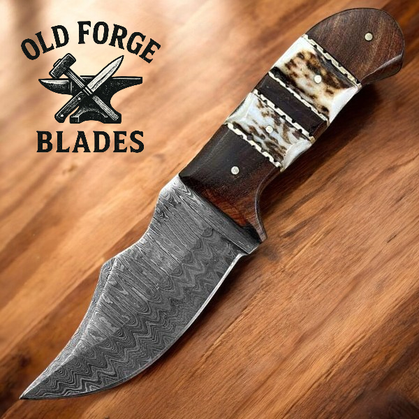 Handmade demascus blade knife with stag horn handle